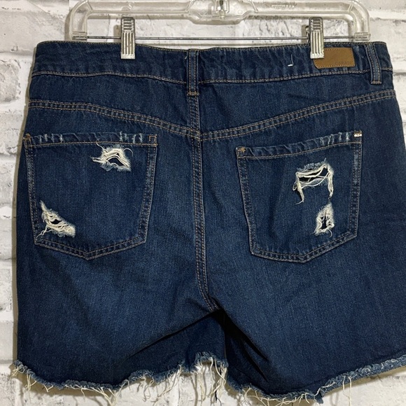 Garage Distressed Denim Shorts- measurements suggest size 8 - Picture 8 of 10